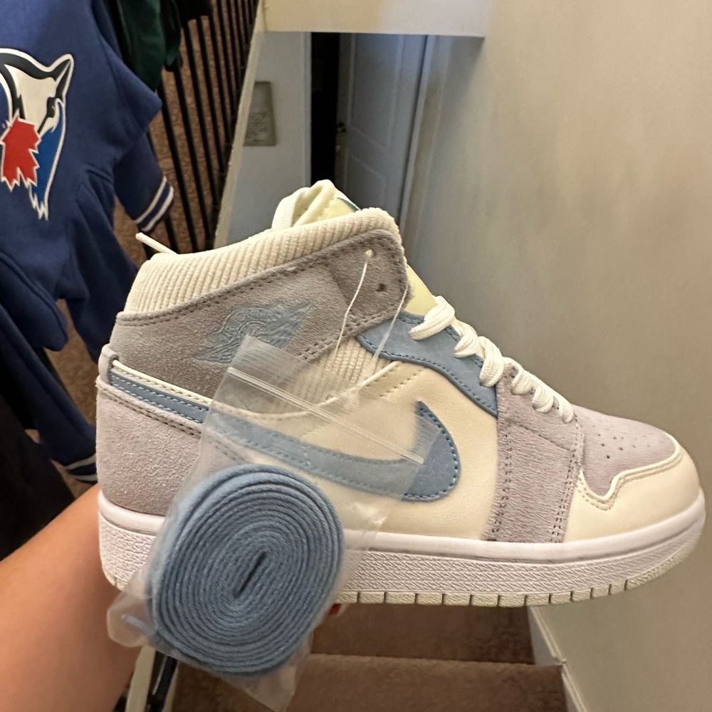 Air Jordan 1 Mid SE ‘Sail Light Blue’ size W 6 - Picture 2 of 4